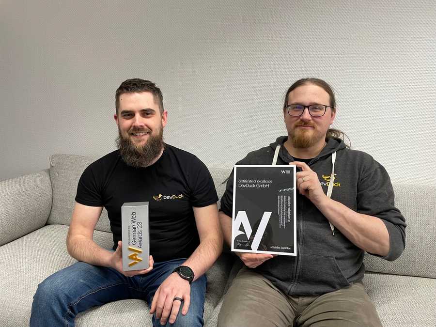 "Unsere Gründer Pascal und Max mit dem German Web Award 2023"